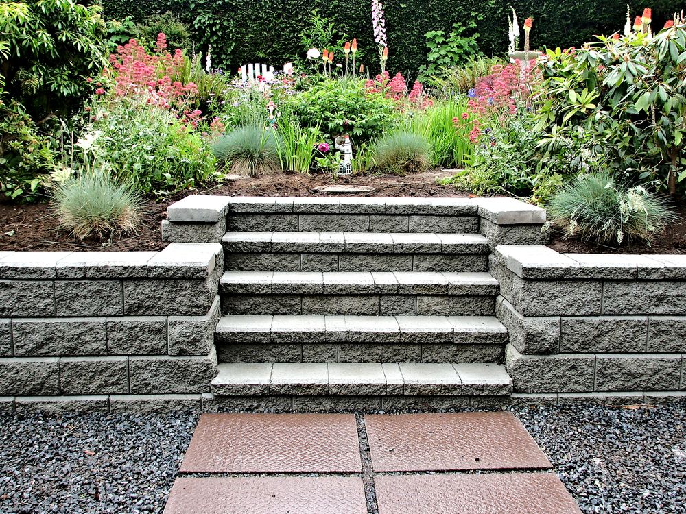 Retaining Walls and Hardscaping